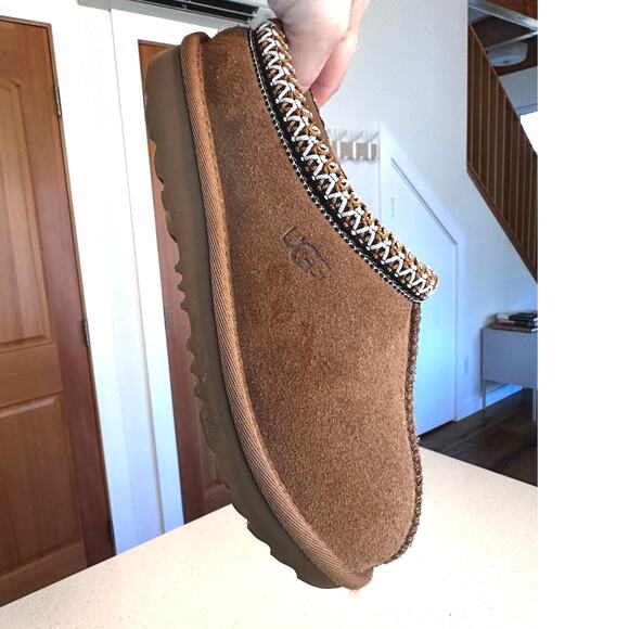 UGG Big Kids Size 2 Tasman Slipper in Chestnut Great Condition - Picture 8 of 12
